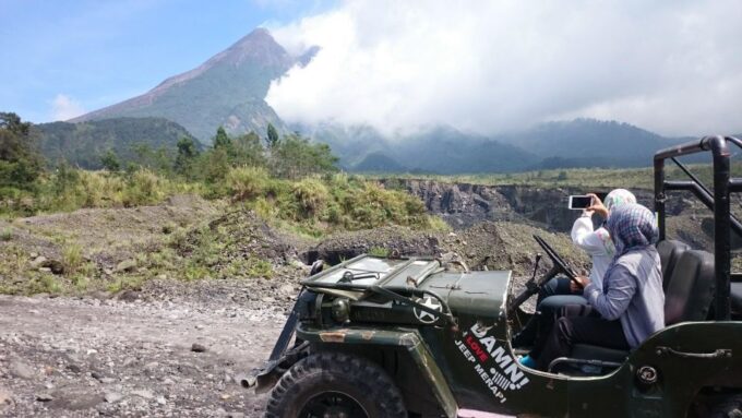 Sunrise Setumbu Hill, Borobudur & Merapi Jeep Lava Tour - Inclusions