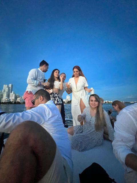 Sunset Bay Party, Caribbean Restaurant & Getsemaní Tour - Key Points