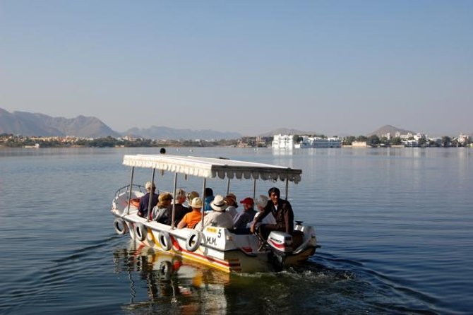 Sunset Boat Cruise on Lake Pichola in Udaipur With Private Transport - Guide and Commentary