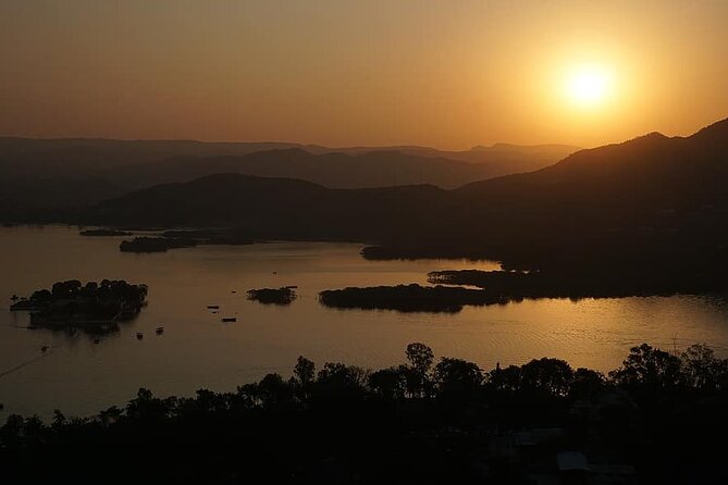 Sunset Boat Ride On Lake Pichola In Udaipur - Breathtaking Sunset Boat Ride