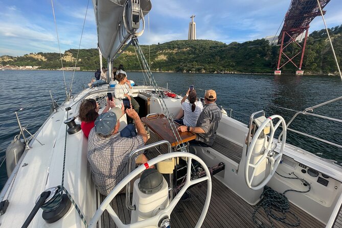 Sunset Boat Tour in Lisbon With Wine - Meeting and Pickup Information