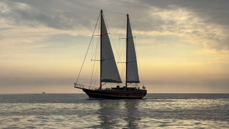 Sunset Boat Trips Fuerteventura - Food & Drinks Included - Savoring the Food and Drinks