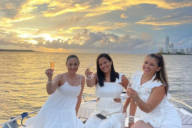 Sunset by Boat in the Bay in Cartagena - Key Points