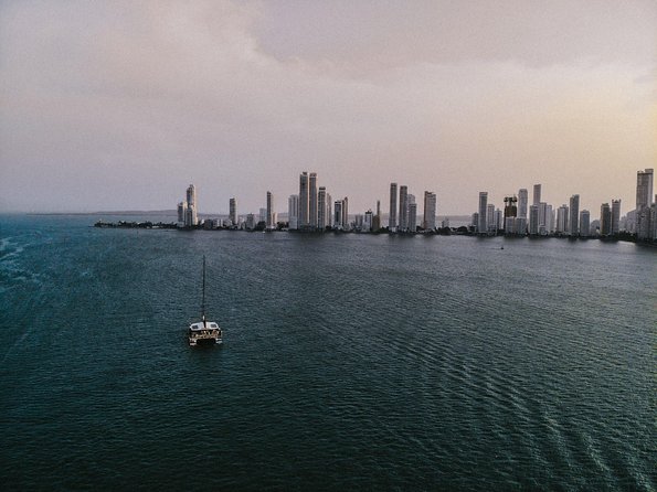 Sunset Cruise in Cartagena - Amenities and Services