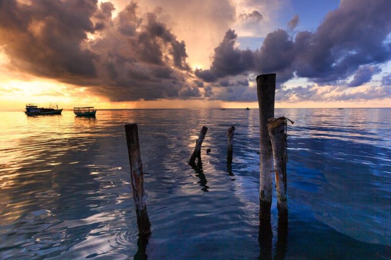 Sunset Cruise & Night Squid Fishing in Phu Quoc - Onboard Dining