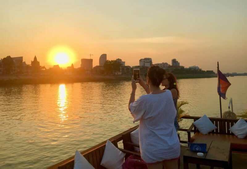 Sunset cruise with unlimited beer, soft drinks & tour guide - The Social Atmosphere and Group Size