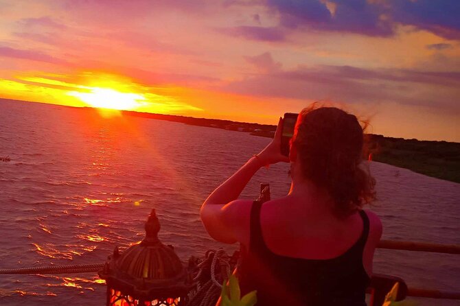 Sunset Dinner and Drinks With a Floating Village Cruise - Traveler Reviews and Feedback
