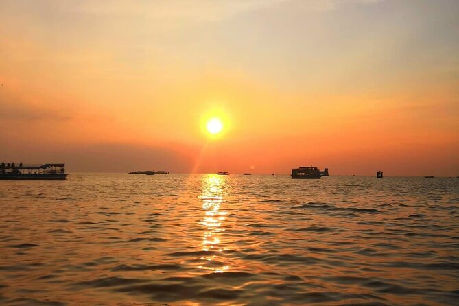 Sunset Dinner and Drinks With a Floating Village Cruise - Dietary Considerations