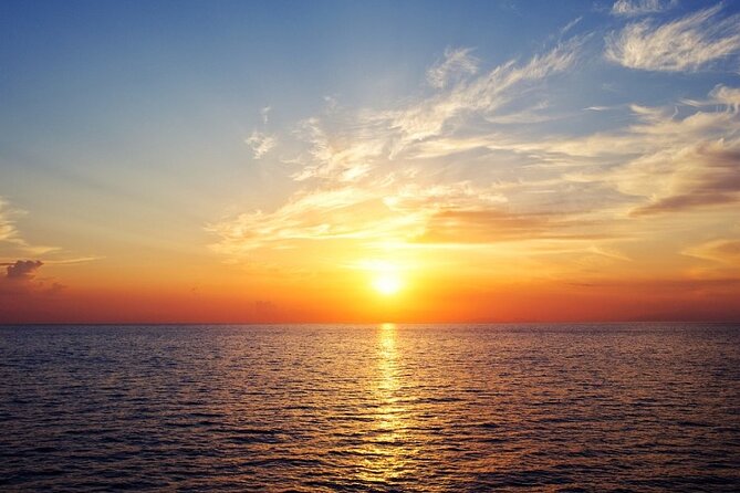 Sunset Dinner Cruise in Honolulu - Onboard Amenities and Experiences