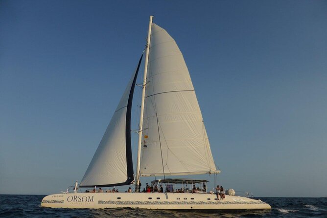 Sunset Jazz Cruise in Barcelona - Traveler Capacity and Accessibility
