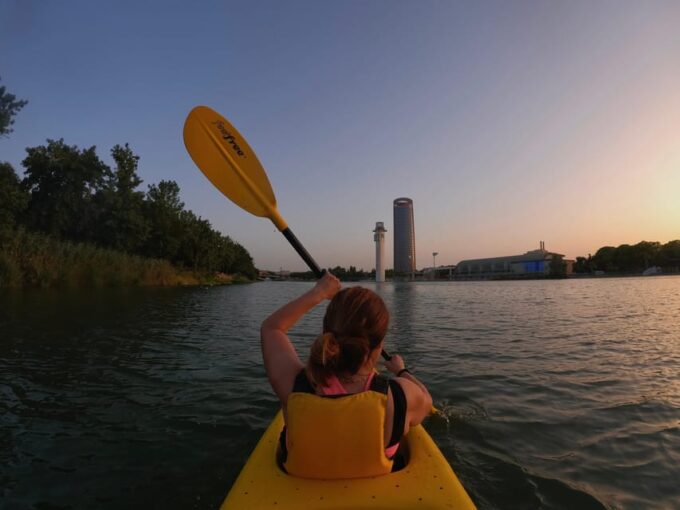 Sunset Kayak: Historic Seville, Triana and La Cartuja - Meeting Point and Languages