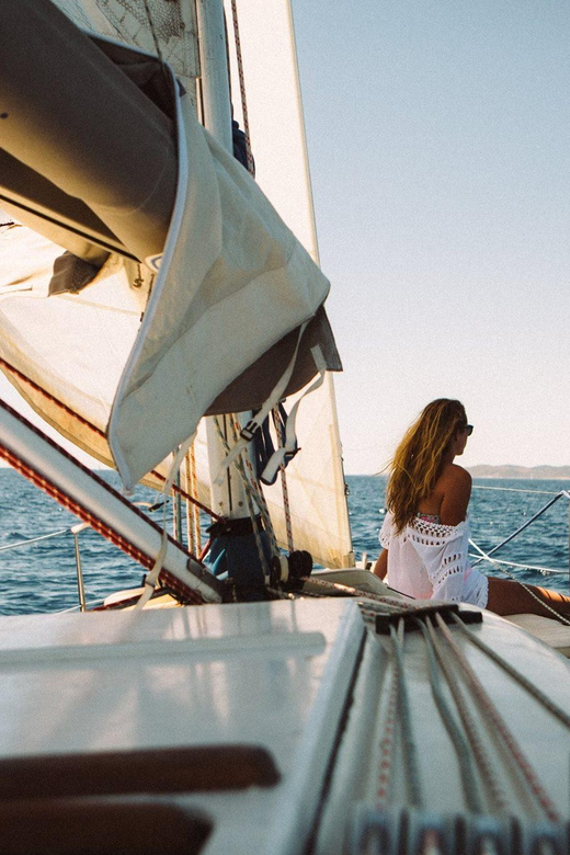Sunset Sailing Tour on the Pakleni Islands - Included Amenities