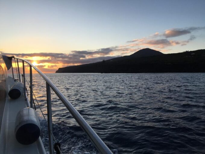 Sunset Yacht Tour With Food and Wine Tasting. - Location and Departure