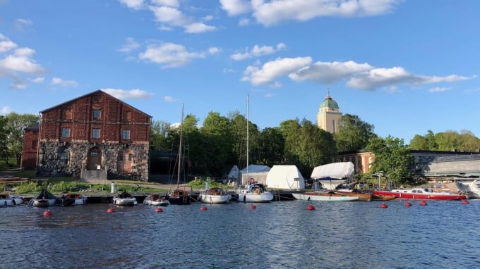 Suomenlinna Tour in French With Doro - Getting to Suomenlinna