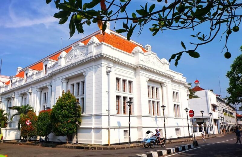 SURABAYA CITY: EXCURSIONS WITH PRIVATE CAR DRIVER HIRE - Exploring Colonial Buildings