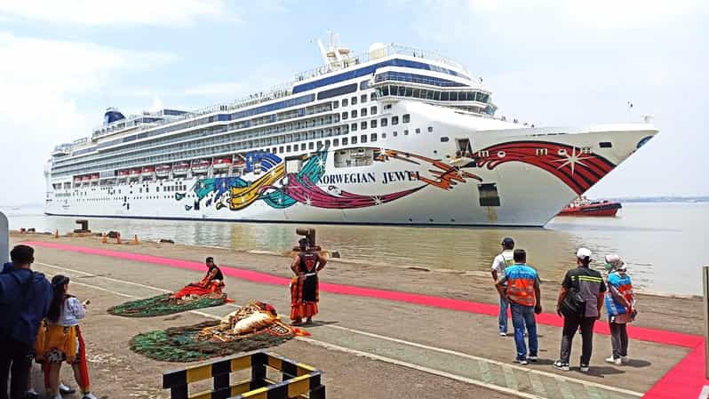 Surabaya Trowulan Historical Temple Tours From Surabaya Port - Lunch and Afternoon Schedule