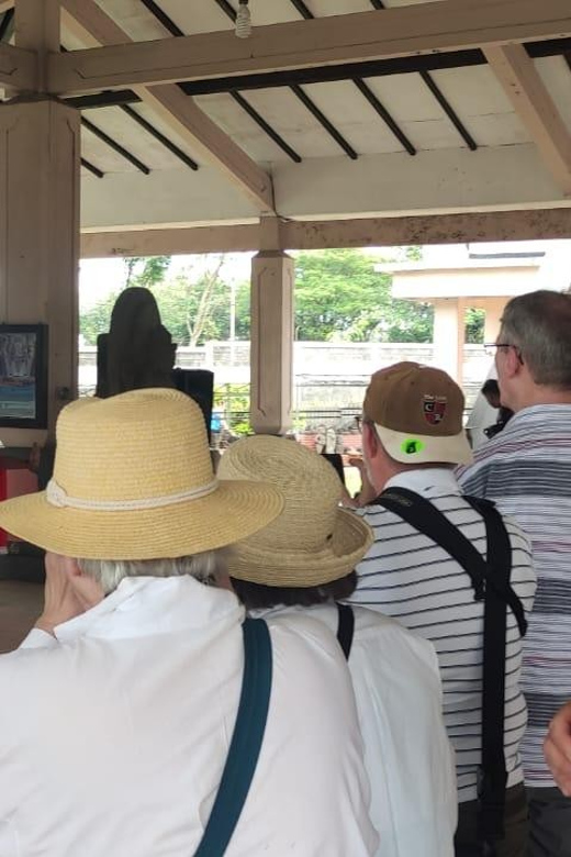 Surabaya Trowulan Historical Temple Tours From Surabaya Port - Tour Experience