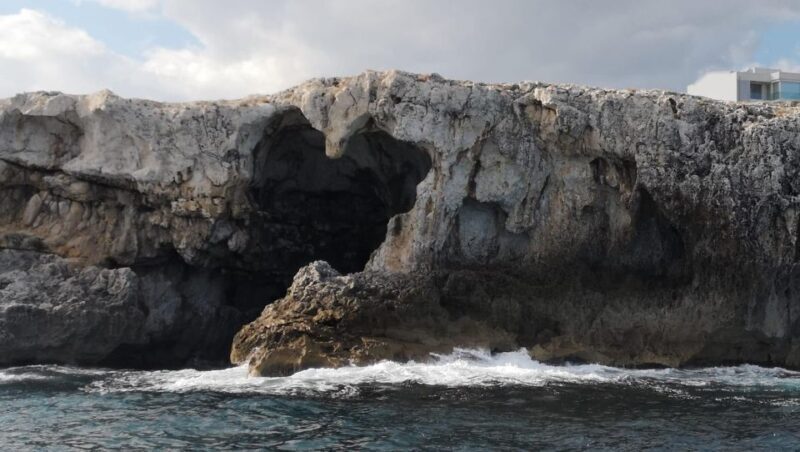 Syracuse: Boat Tour Ortigia Island,Seacaves and Explanations - Points of Interest Along the Route