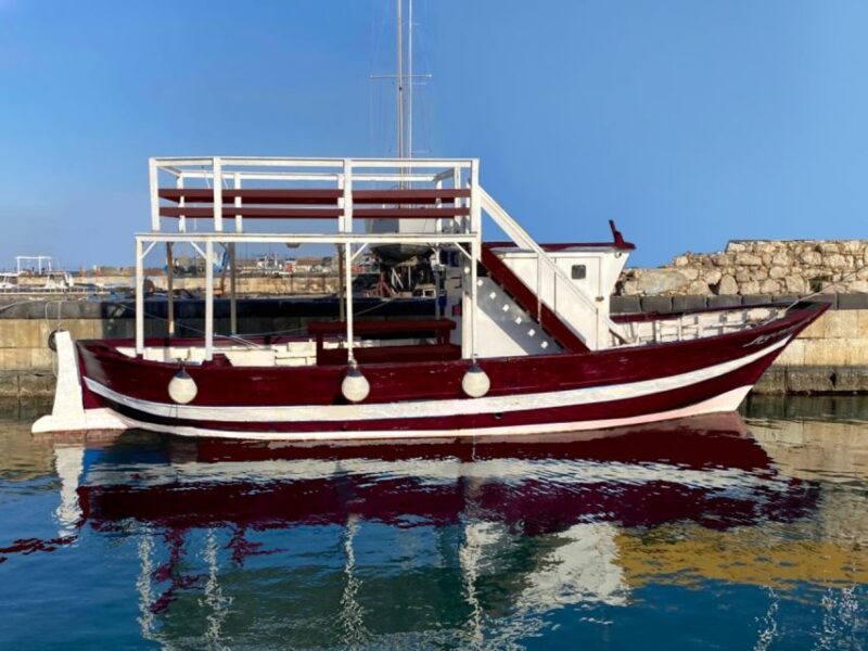 Syracuse: Ortigia Island Boat Tour With Lunch and Wine - Boat Details