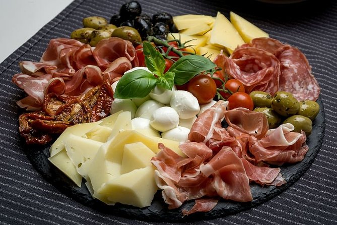 Syracuse Private Walking Tour With Traditional Lunch and Wine - Traditional Food and Wine Tasting