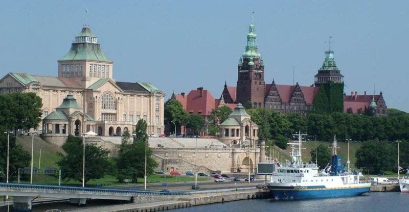 Szczecin: Medieval Old Town Private Walking Tour - Experience Features