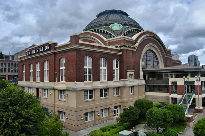 Tacoma Scavenger Hunt: Bright Lights, Big Glass - Mastering Scavenger Hunt Challenges