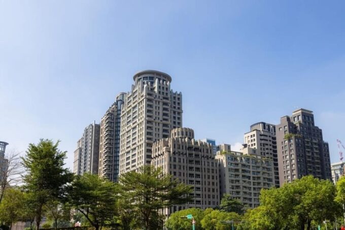 Taichung City: Sightseeing Walking Tour With a Local Guide - Tour Duration and Price