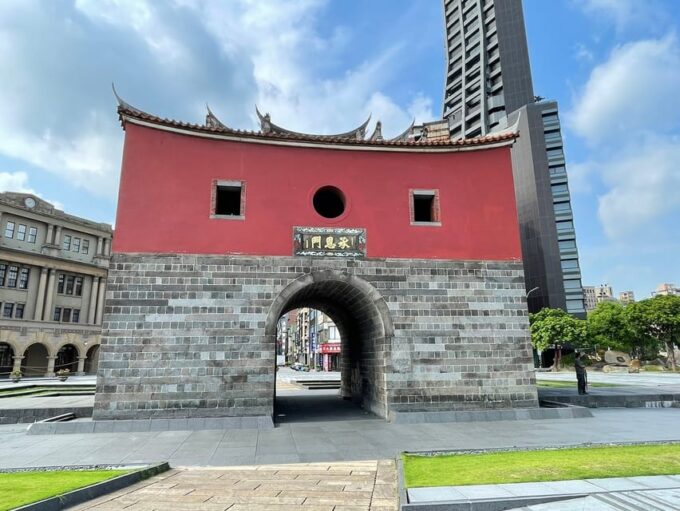Taipei: Classic Landmarks Day Tour - Experiencing Taipeis Vibrant Districts