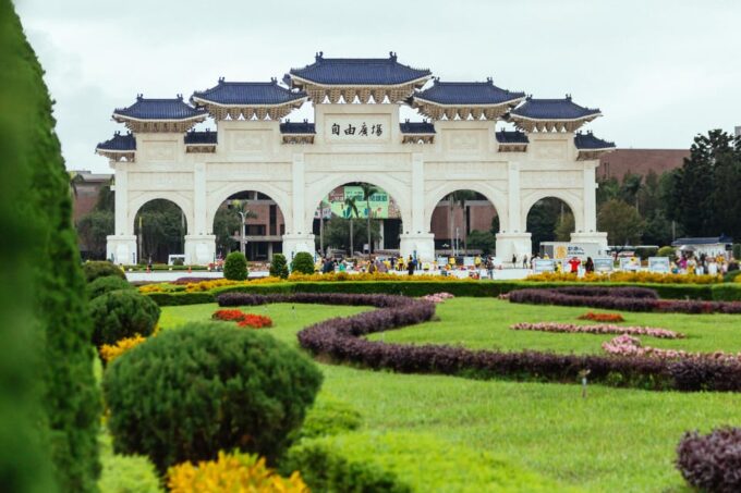 Taipei: Private Tour With Locals – Highlights & Hidden Gems - Chiang Kai-shek Statue