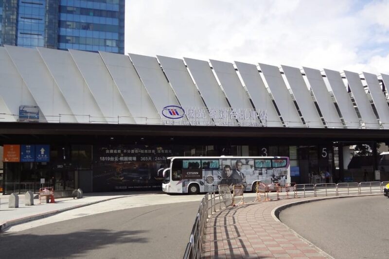 Taipei: Taoyuan Airport (TPE) Return Bus Transfer - Bus Amenities and Features