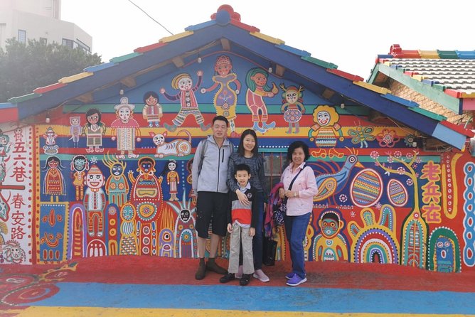 Taipei to Taichung Zhongshe Flower Market and Rainbow Village Day Trip - Tour Highlights: Rainbow Village