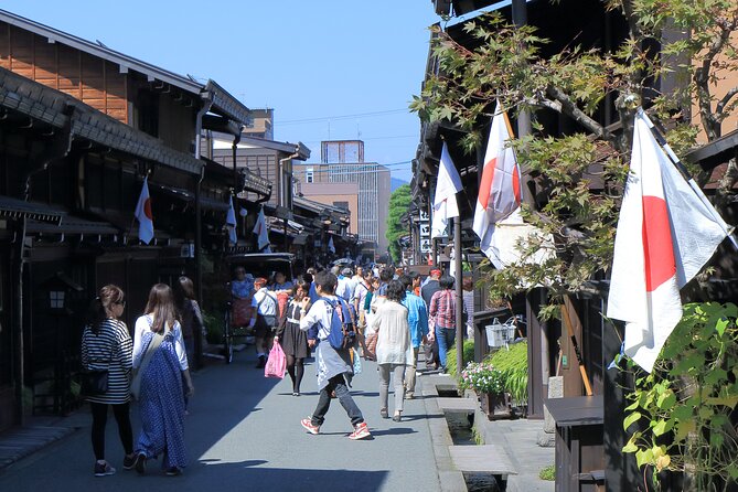 Takayama/Furukawa Photoshoot by Professional Photographer - Private English-speaking Guide