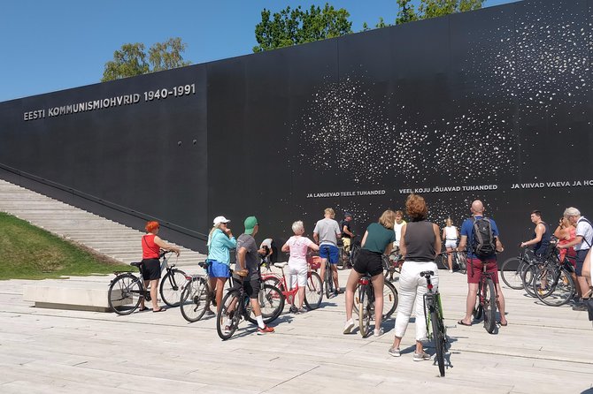 Tallinn Bicycle Sightseeing Tour - Visiting Kadriorg Palace