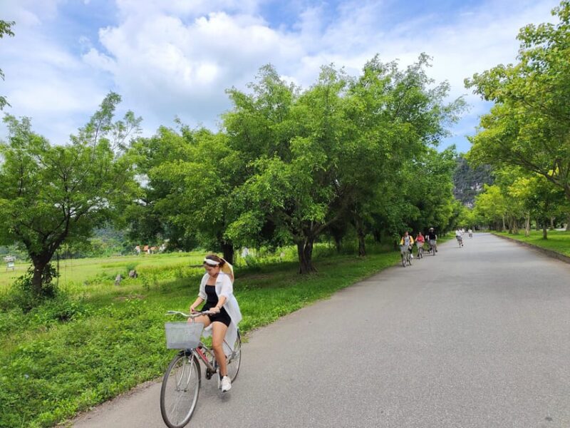 Tam Coc - Hoa Lu Temples - Mua Cave 1 Day Group Tour - Exploring Hoa Lu Temples