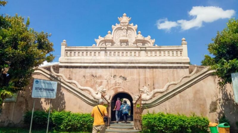 Taman Sari Water Castle, Sultan Palace & Local Food Tasting - Key Points