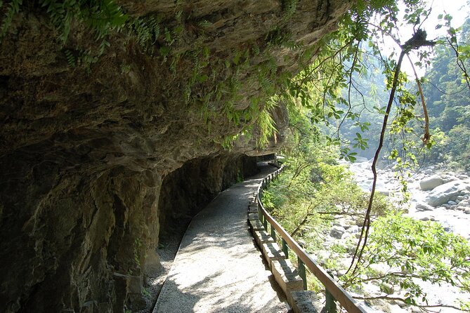 Taroko Gorge Day Tour From Taipei by Train - Taroko Gorge Attractions