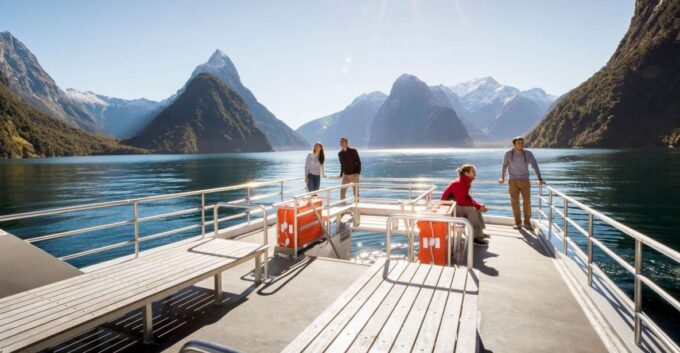 Te Anau: Milford Sound Bus, Cruise, Observatory, & Lunch - Unique Underwater Observatory