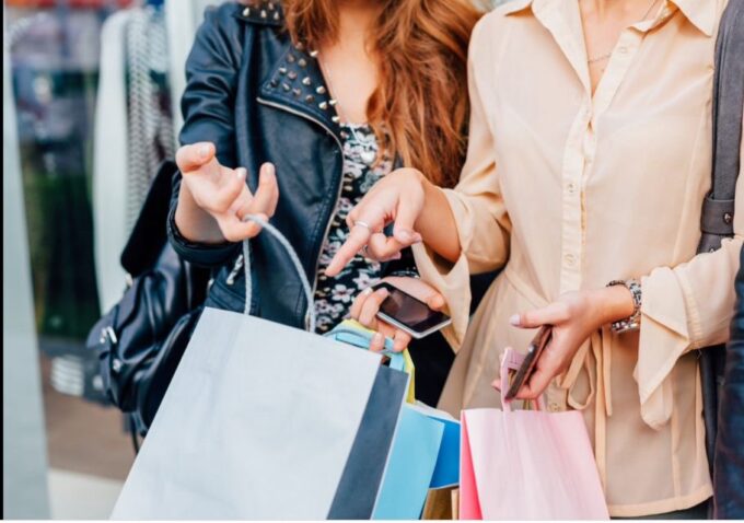 Teen Shopping Tour of Paris, 2.30 Hour Walking Tour - Languages and Group Size