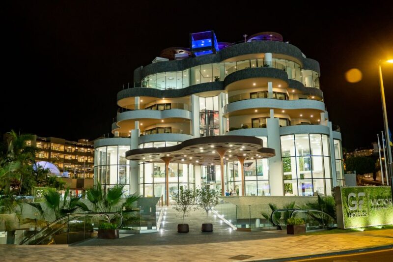 Tenerife: Scandal Dinner Show Entry Ticket and 5-Course Meal - Vibrant Live Performances