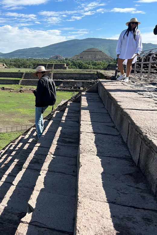 Teotihuacan Pyramids Expressed Without Tourist Traps. - Comfortable Transportation to the Site