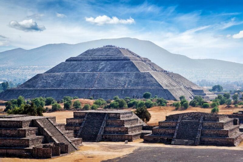 Teotihuacan Pyramids: Private Tour With Round Trip Transport - Tour Guide Experience
