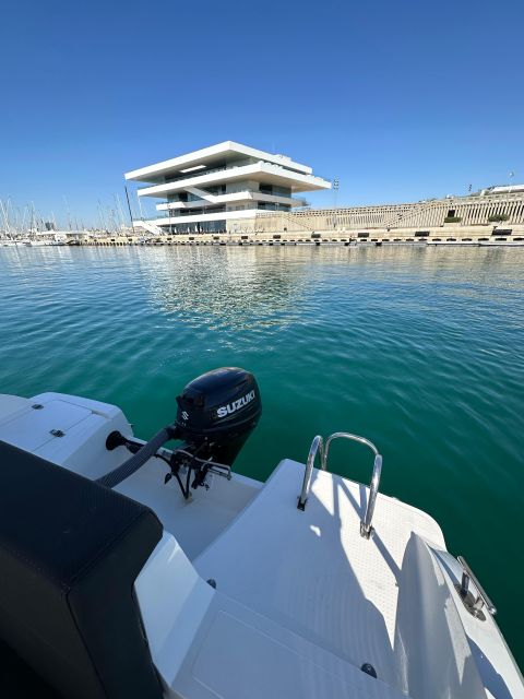 TEXAS Boat Tour Review: Explore the Water in Style - Sound System and Connectivity