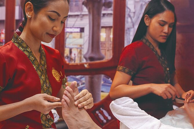THAI Foot and Legs MASSAGE of 30 Min at THAI MASSAGE ALURA - Amenities Included