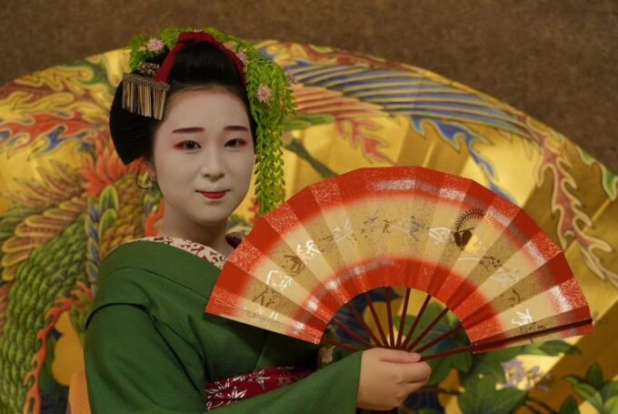 The Art of Geisha: Exclusive Show & Japanese Game - Maiko-Signed Japanese Fan Takeaway