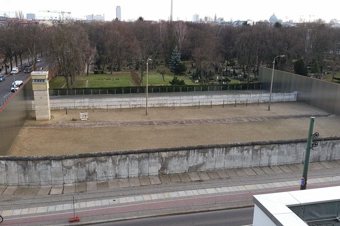 The Berlin Wall / Cold War Berlin (Private 3 Hours Walking Tour) - Brandenburg Gate and Its History