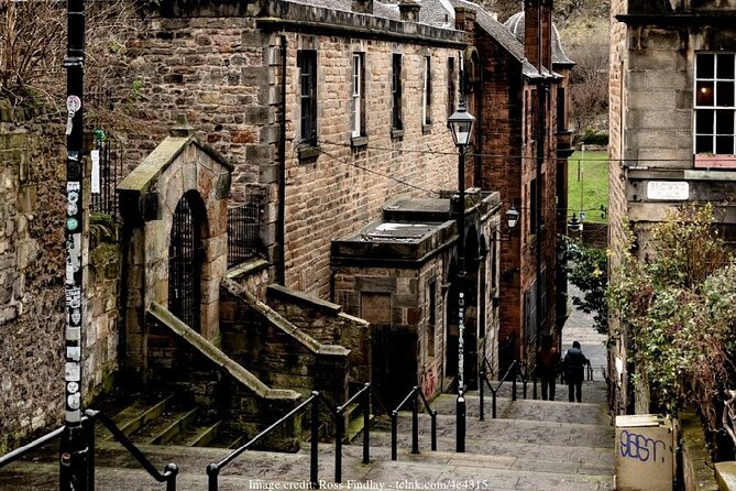 The Best of Edinburgh: Private Walking Tour With Edinburgh Castle - Political History at Holyroodhouse