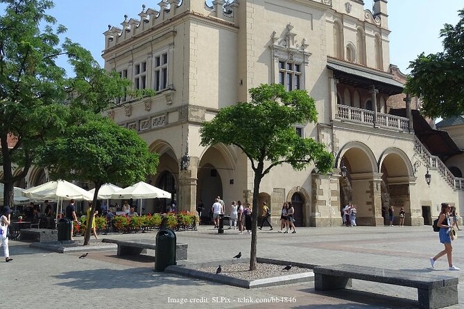 The Best of Krakow: Private Tour of the Old Town and Wawel Castle - Visiting Wawel Royal Castle