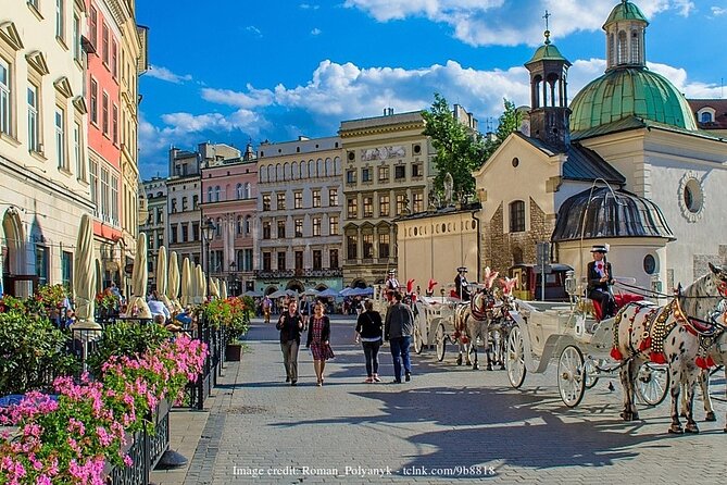 The Best of Krakow: Private Tour of the Old Town and Wawel Castle - St. Marys Basilica: A Masterpiece
