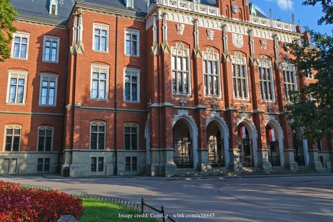 The Best of Krakow: Private Tour of the Old Town and Wawel Castle - Recommendations for Local Cuisine