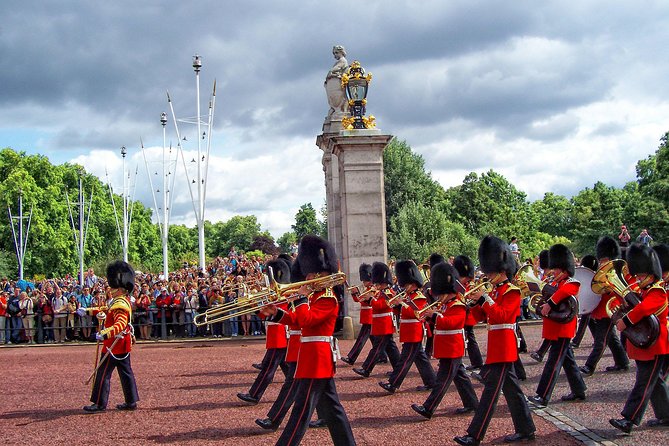 The Changing of the Guard - Exclusive Guided Walking Tour - Optimal Viewing Locations